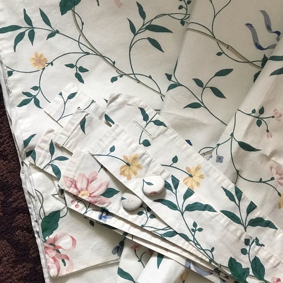 Country Curtains 3 window panels with tie backs - Picture 2 of 2